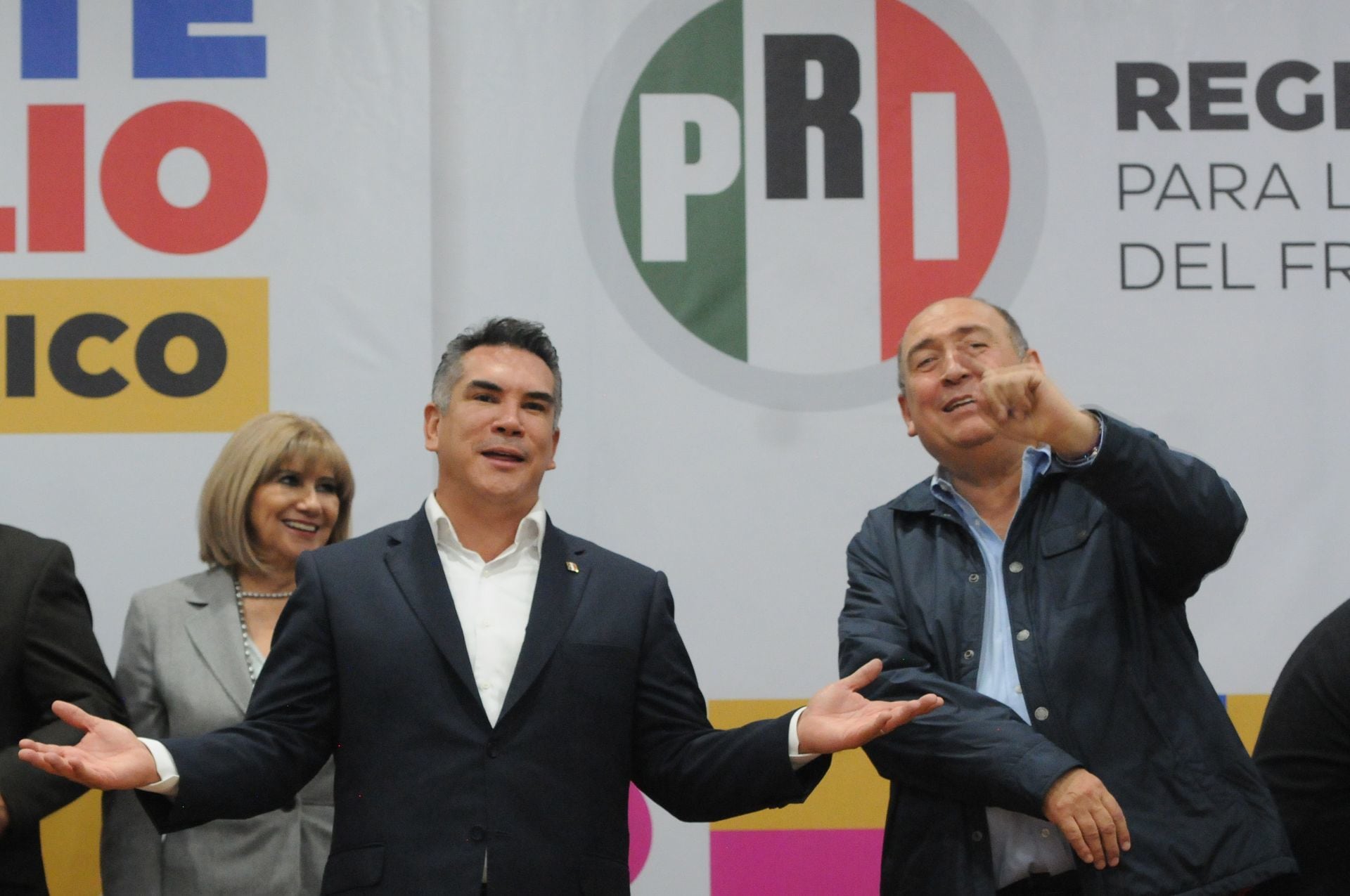Alejandro Moreno y Rubén Moreira encabezan los registros de los aspirantes ante el PRI.