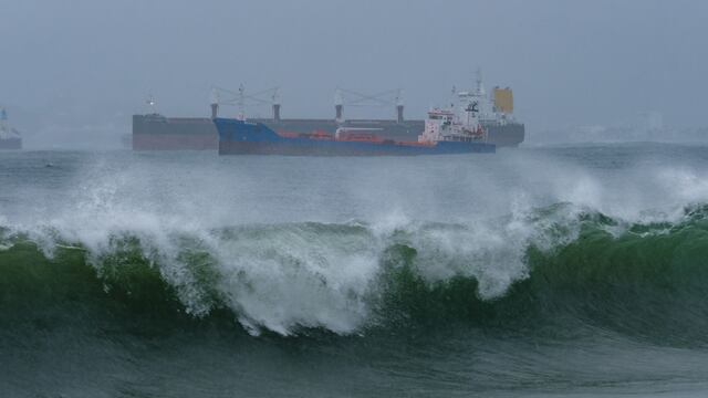 Barcos estacionados en la bahía de Manzanillo durante el paso del huracán Enrique por el Estado de Colima