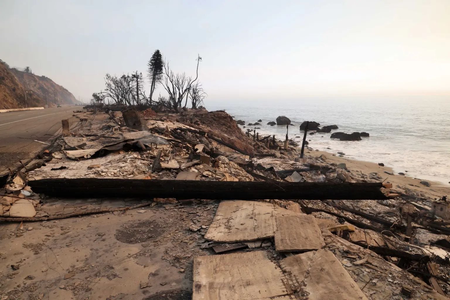 Incendios Los Ángeles hoy: Video de supuestos migrantes voluntarios combatiendo el fuego; reportan 10 mil construcciones destruidas y al menos 10 muertos