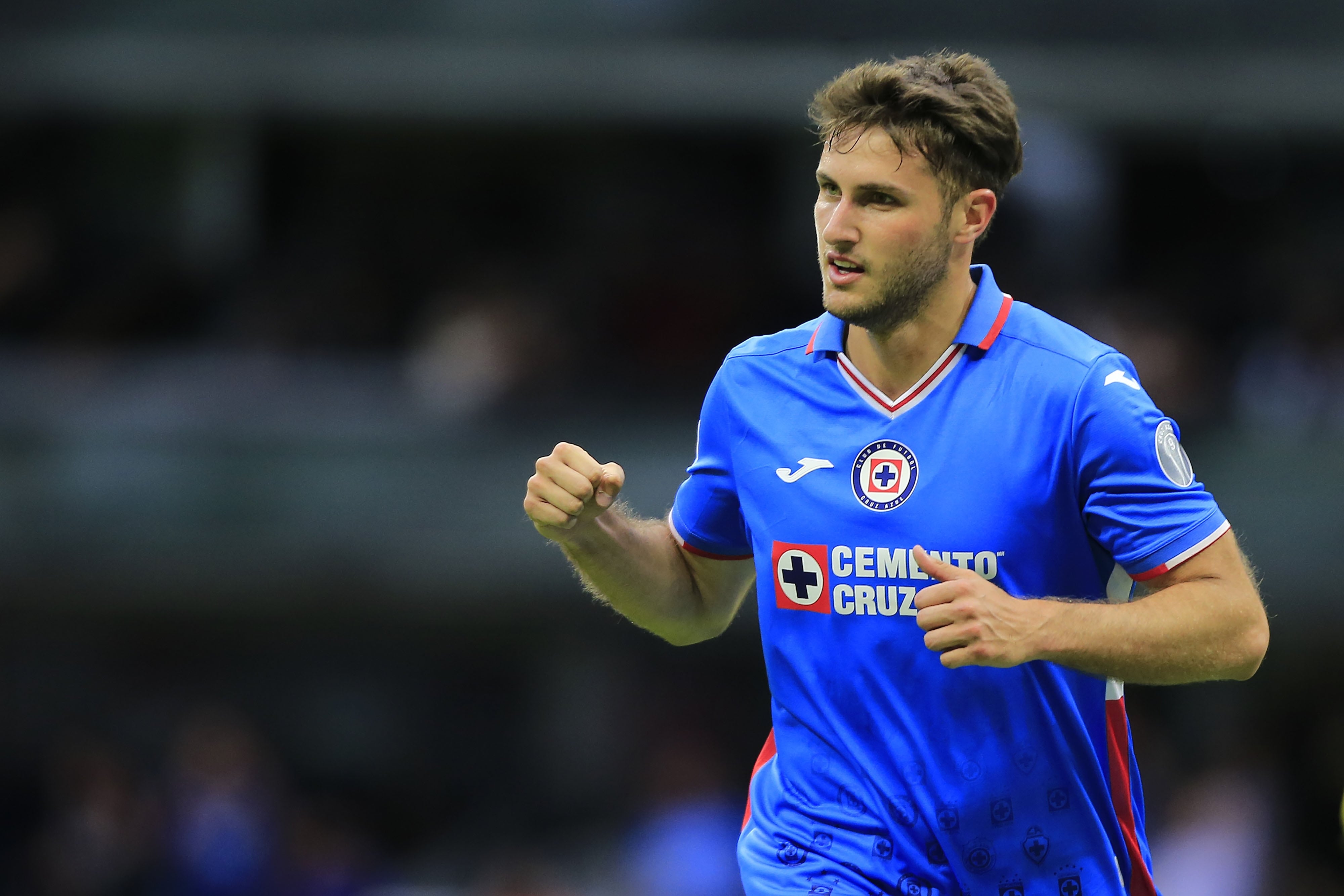 Santiago Giménez en sus tiempos en Cruz Azul