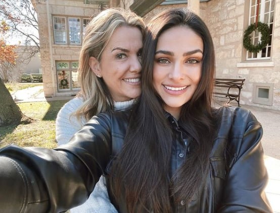 Renata Notni junto a su mamá