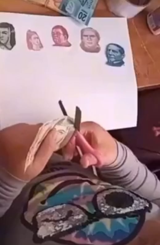 Recorta billetes para ilustrar su tarea