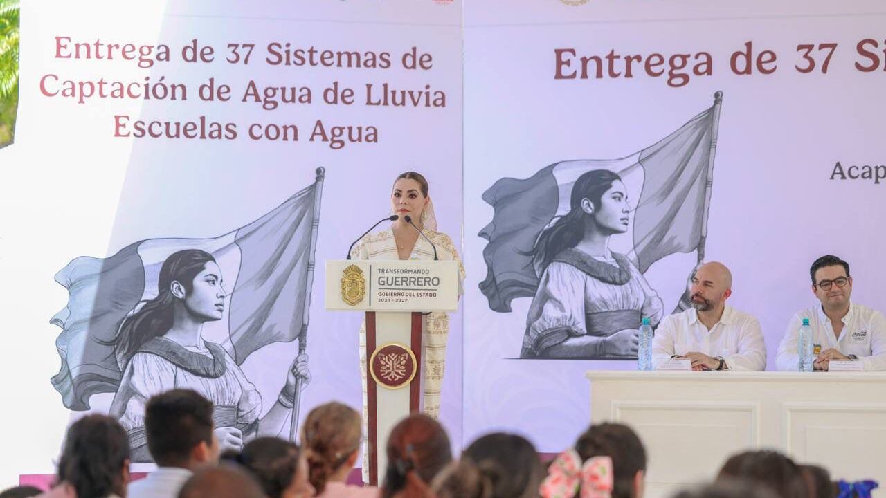 Evelyn Salgado entrega sistemas de captación de agua pluvial a escuelas de Acapulco