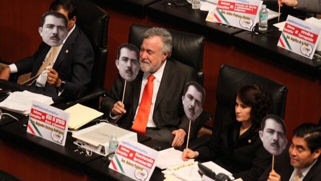 Los 22 legisladores del PRD llevaron al salón de sesiones de la Cámara Alta máscaras de cartón con la cara del General Lázaro Cárdenas en blanco y negro. Foto: Adolfo Vladimir/Cuartoscuro