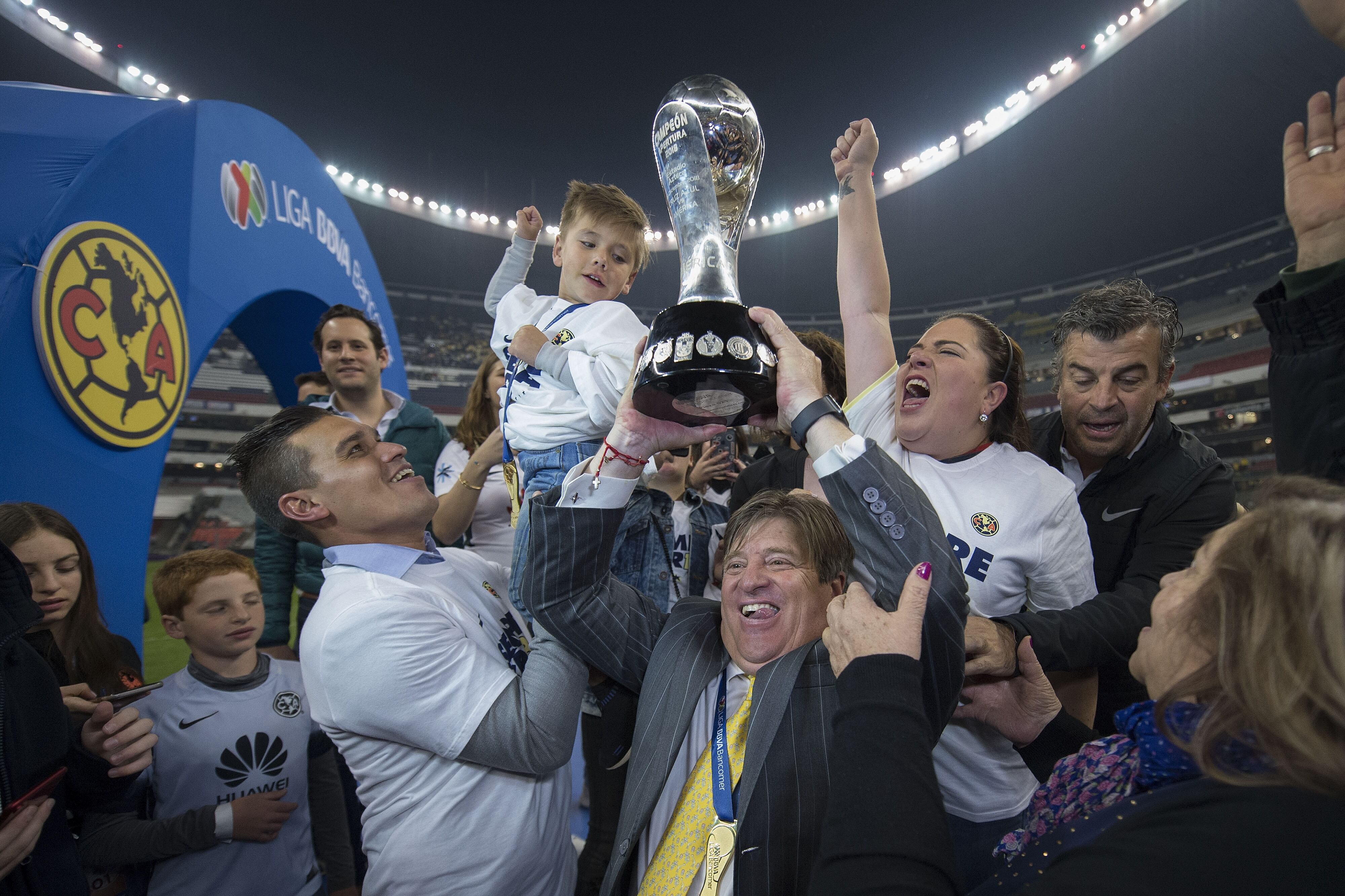 Miguel Herrera festejando el título del Clausura 2018