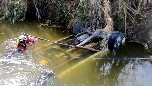 Hallan 14 cuerpos dentro de camioneta volcada en Pesquería, Nuevo León