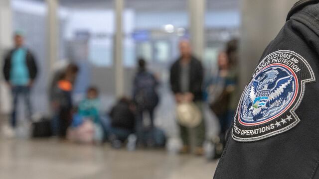 Ciudadano de Francia fue expulsado de Estados Unidos; le revisaron el celular y esto encontraron