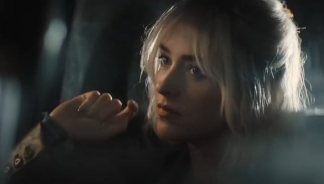 Película Daddio del cine erótico, es transmitida por error en las pantallas de un avión
