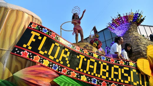 Villahermosa celebra desfile de carros alegóricos con 17 aspirantes a Flor Tabasco 2026