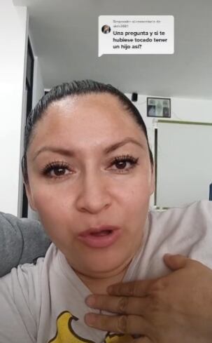 Mujer hablando en TikTok sobre por qué no tendría un hijo con síndrome de Down