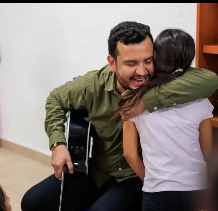 Edén Muñoz asiste a Capullos