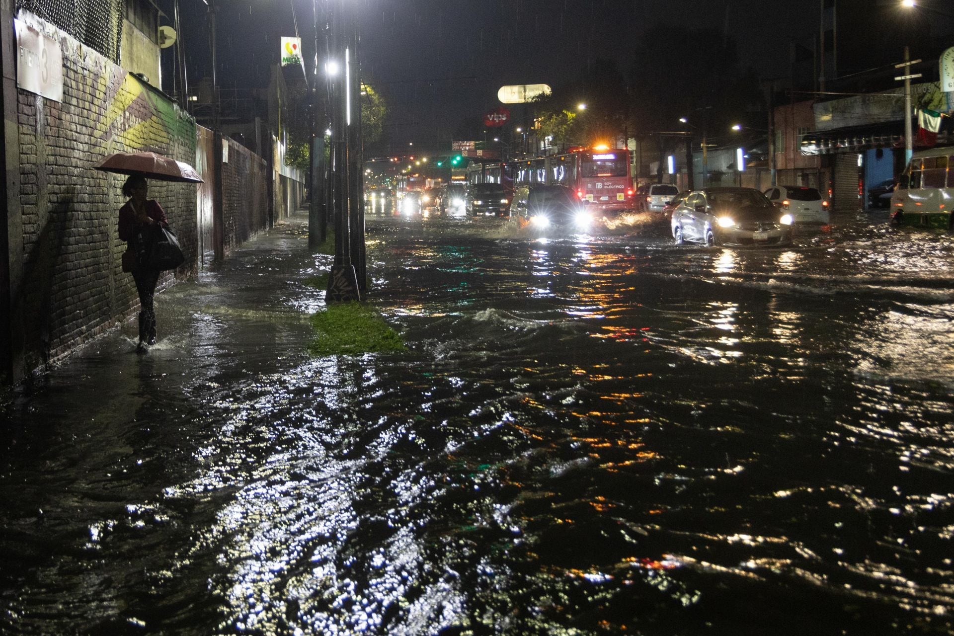 Una fuerte tormenta con granizo azotó la alcaldía Iztacalco causando afectaciones en vías como el Eje 5 oriente.
