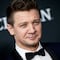 Jeremy Renner vuelve a caminar después de su trágico accidente (VIDEO)