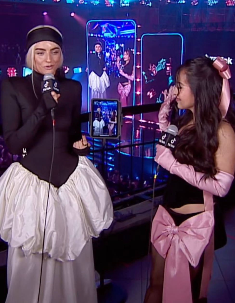 Aislinn Derbez es comparada con Brad Pittin por su look en los TikTok Awards