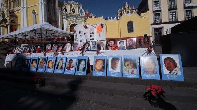 Tejer para no olvidar, así lo señalan integrantes del colectivo "Enlaces Xalapa", quienes tejieron los nombres de sus familiares desaparecidos para recordarlos en estas fechas decembrina.