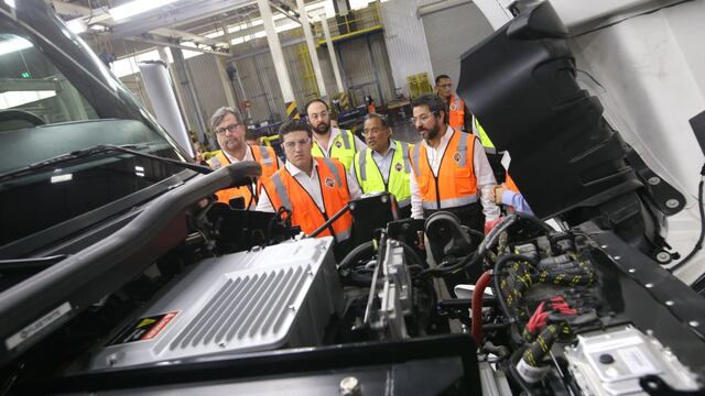 Samuel García visita la producción del camión eléctrico de Navistar en Escobedo, Nuevo León