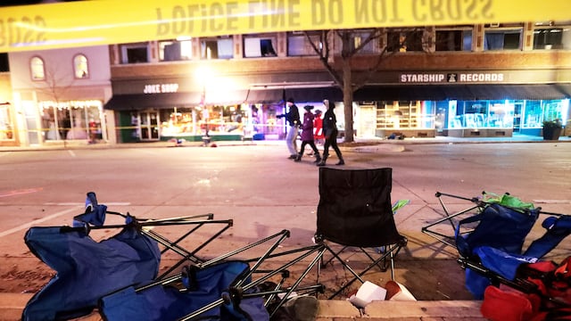 Una camioneta embistió contra un desfile navideño en Wisconsin