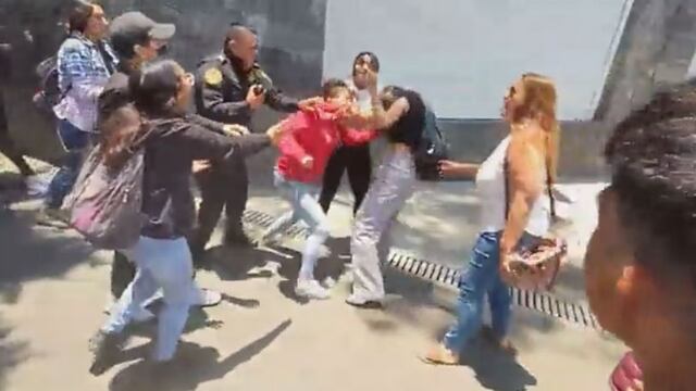 Dos aficionadas de Cruz Azul se agarraron a golpes a las afueras de La Noria.