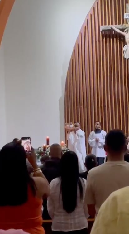 Niño Dios baja desde lo alto de una iglesia