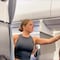 VIDEO: Una mujer se quiebra, llora y se niega a sentarse porque alguien al fondo del avión “no es real” y atrasa el vuelo por 3 horas