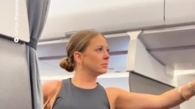 atrasó el vuelo por 3 horas debido a que alguien al fondo del avión “no era real”.