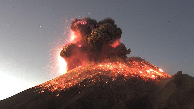 Volcán Popocatépetl lanza fragmentos incandescentes tras explosión.