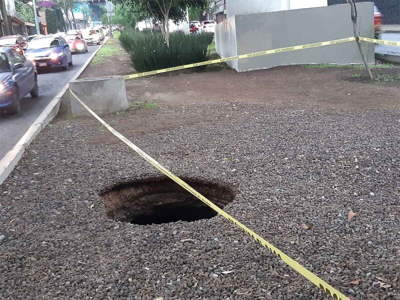 Socavón formado en la avenida Luis Cabrera
