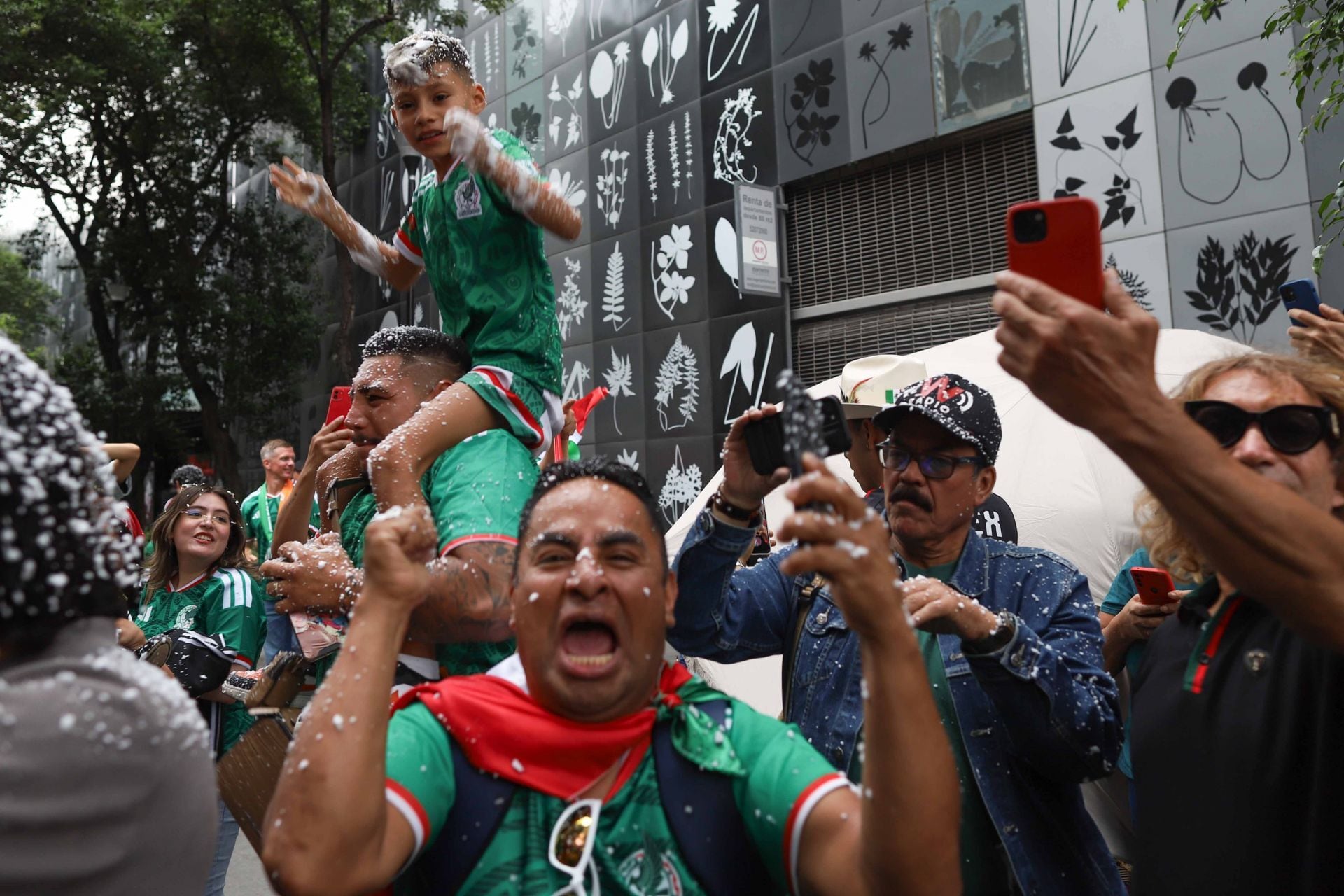 Lluvias no detienen festejo por triunfo de México en inauguración del Mundial 2026
