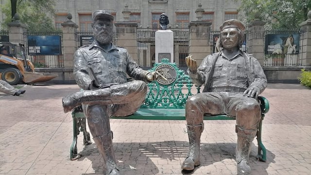 Estatuas del Che Guevara y Fidel Castro