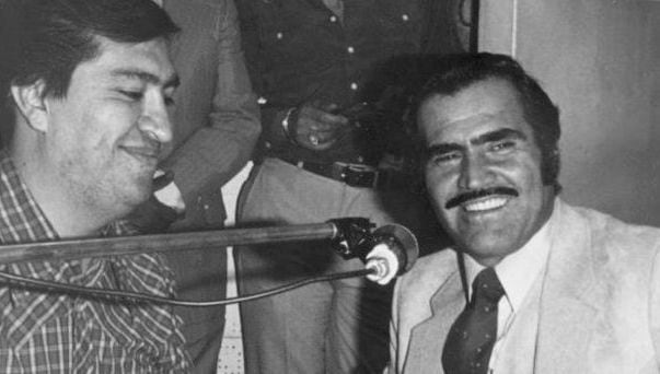 Gustavo Alvite junto a Vicente Fernández