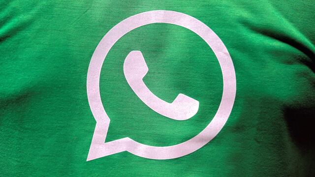 El logotipo de WhatsApp en una playera.