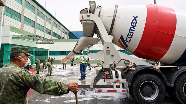 CEMEX y SEDENA sanitizan diversas áreas del Hospital Militar Regional de Especialidades de la Cuarta Región Militar en Nuevo León. (14 de abril)