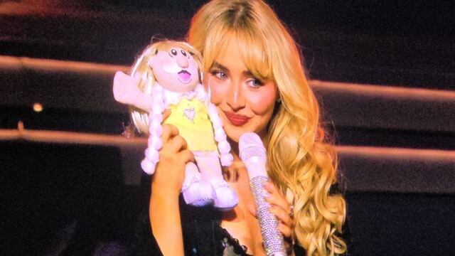 Sabrina Carpenter recibe peluche del Dr. Simi durante concierto en Chicago