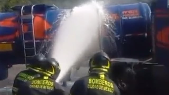 Fuga de combustible en pipa moviliza a bomberos en México–Toluca