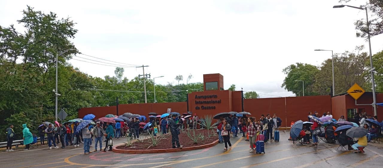Sección 22 de la CNTE bloquea accesos al Aeropuerto Internacional de Oaxaca