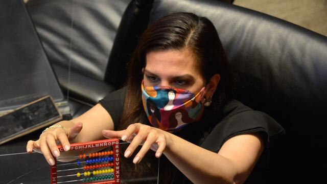 Kenia López, senadora del PAN, muestra ábaco.