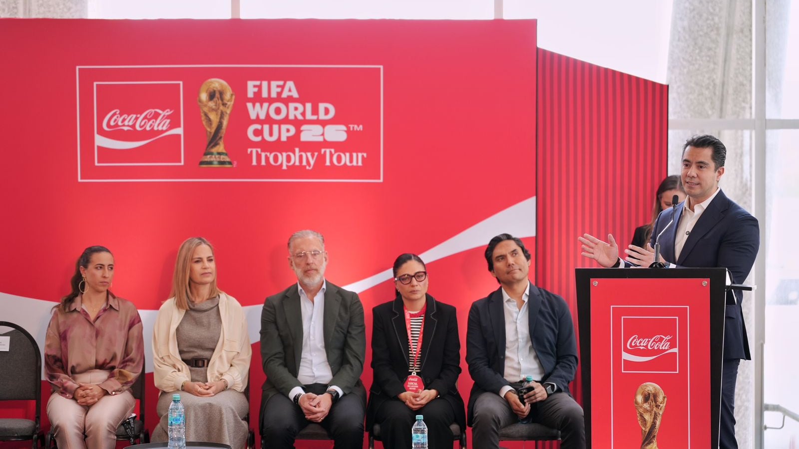 Felifer Macías inaugura exhibición del trofeo de la Copa Mundial de la FIFA en Querétaro
