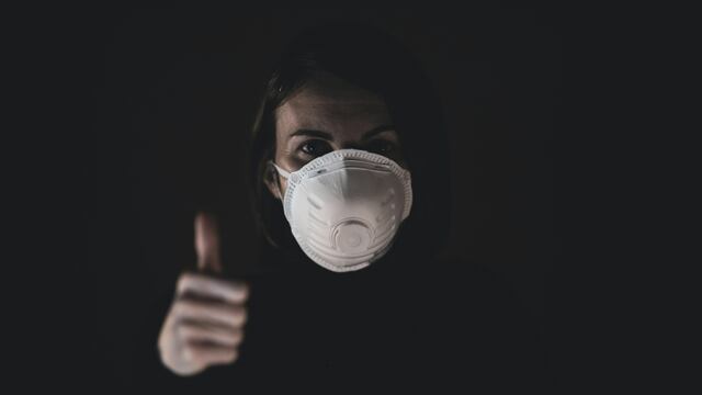 Mujer con cubrebocas