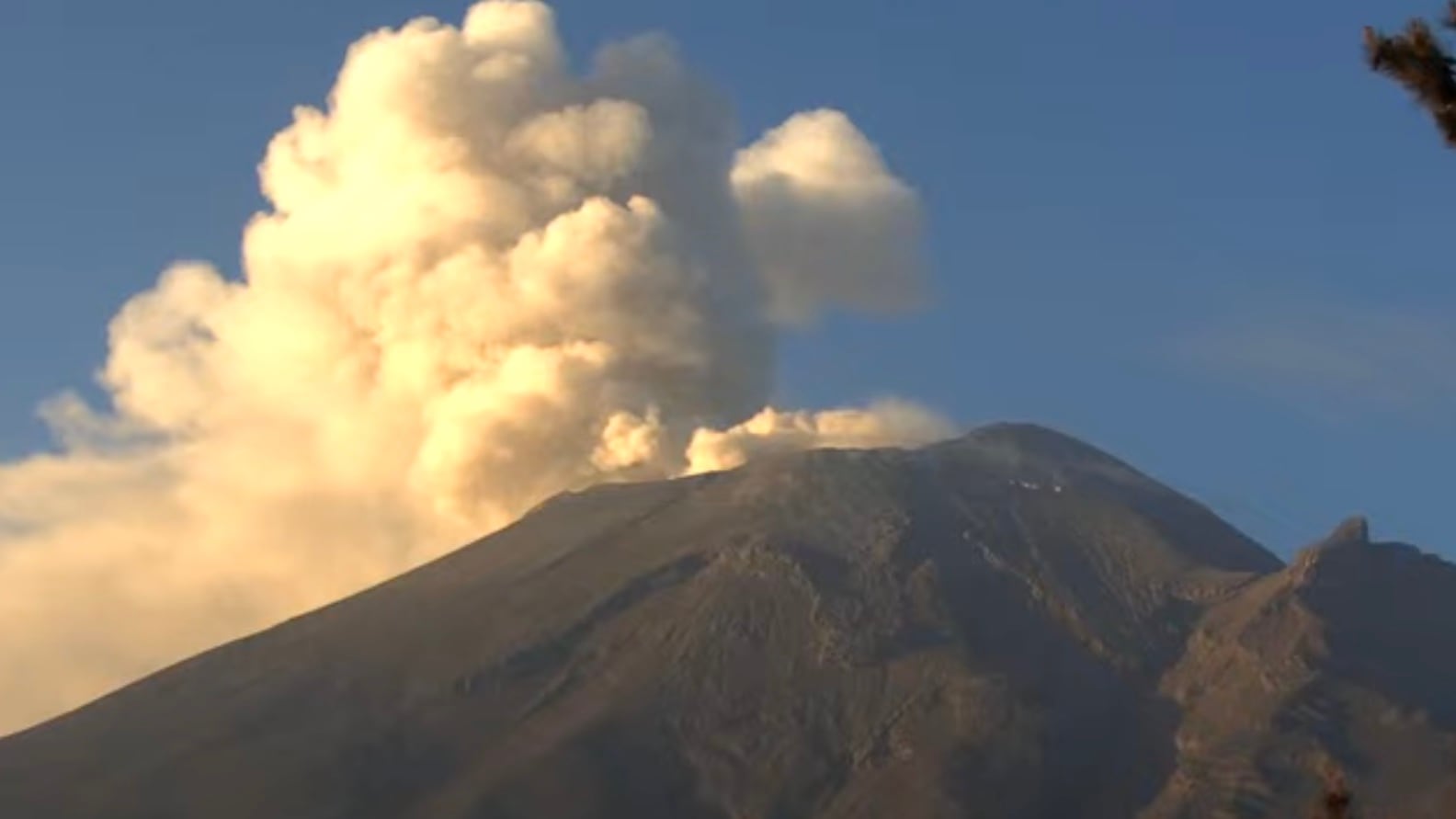 Volcán Popocatépetl hoy 13 de mayo: Amanece con exhalación de gran tamaño