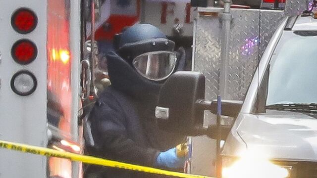 Técnico trabajando para retirar el paquete sospechoso