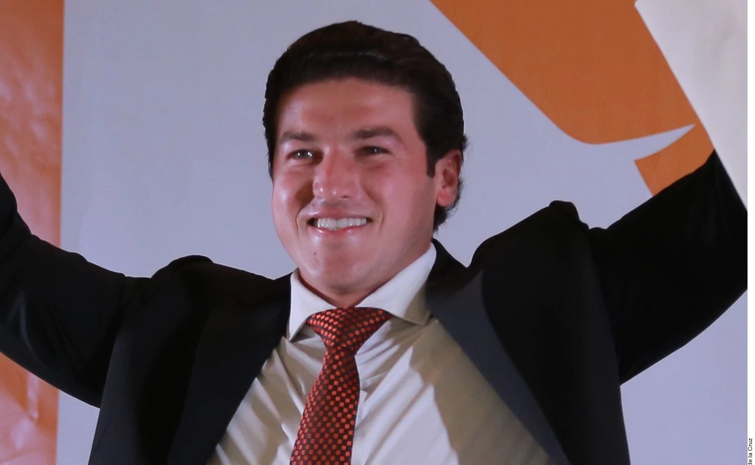 FOTO: Samuel García se relaja ahora que ya empezó a llover en Nuevo León