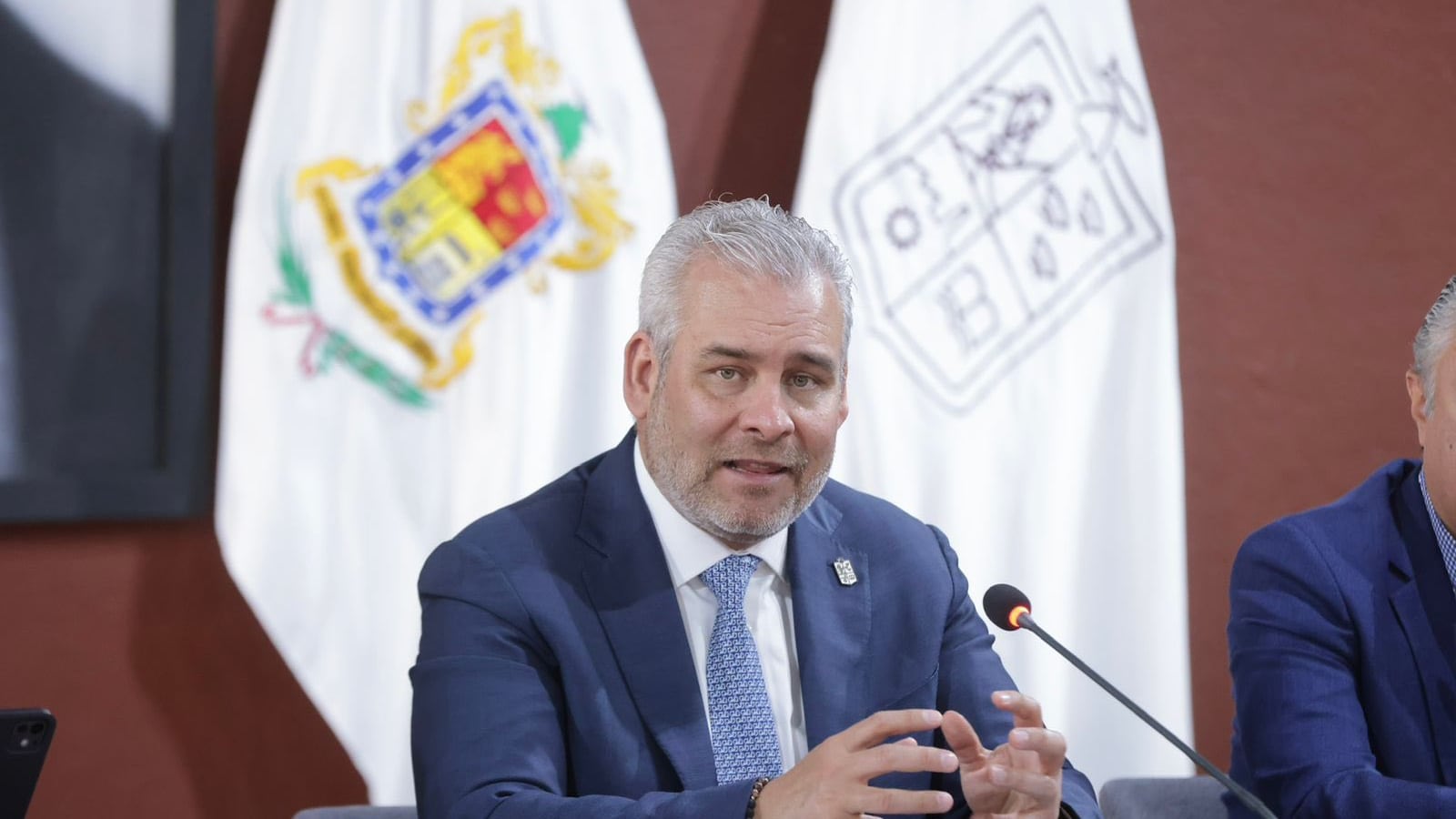 Cesan a directivos del Cobaem en Michoacán tras polémico acto con armas largas