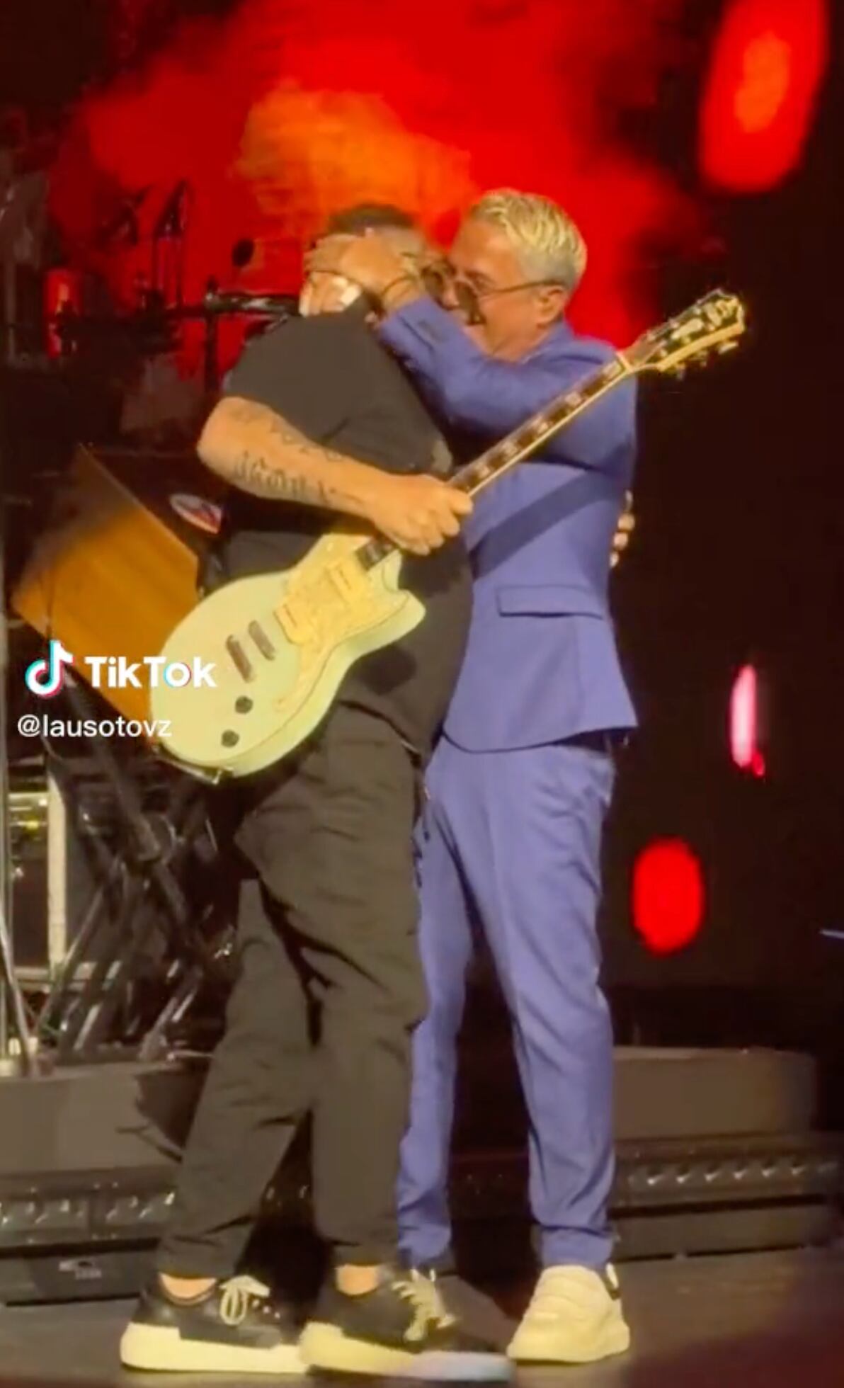 Alejandro Sanz tira a su guitarrista y este sigue tocando desde el suelo (VIDEO)