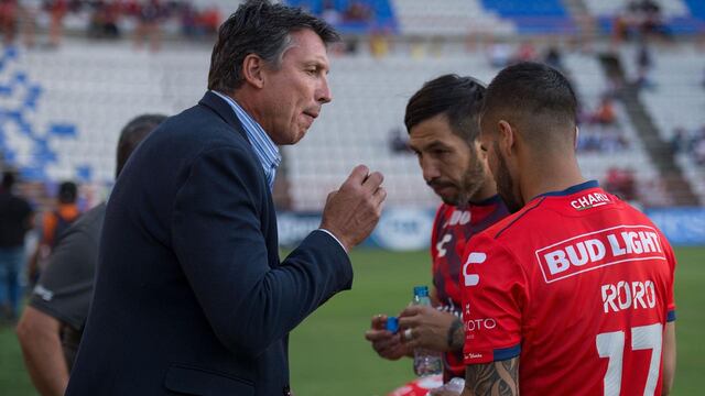 Siboldi platica con sus jugadores previo a juego ante Tuzos.