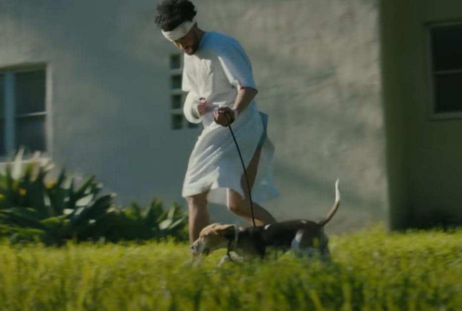 Bad Bunny en si videclip 'Ojitos Lindos'