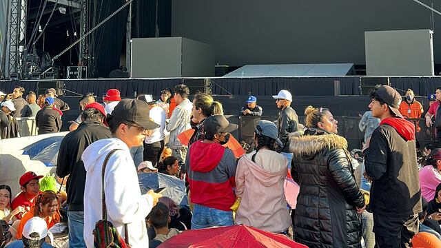 Dan acceso a la plancha del Zócalo a fans de Rosalia