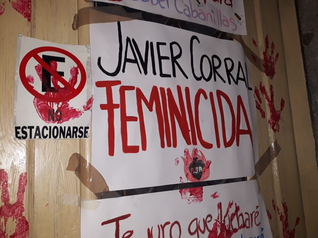 "Javier Corral feminicida" en las puertas de Casa Chihuahua.