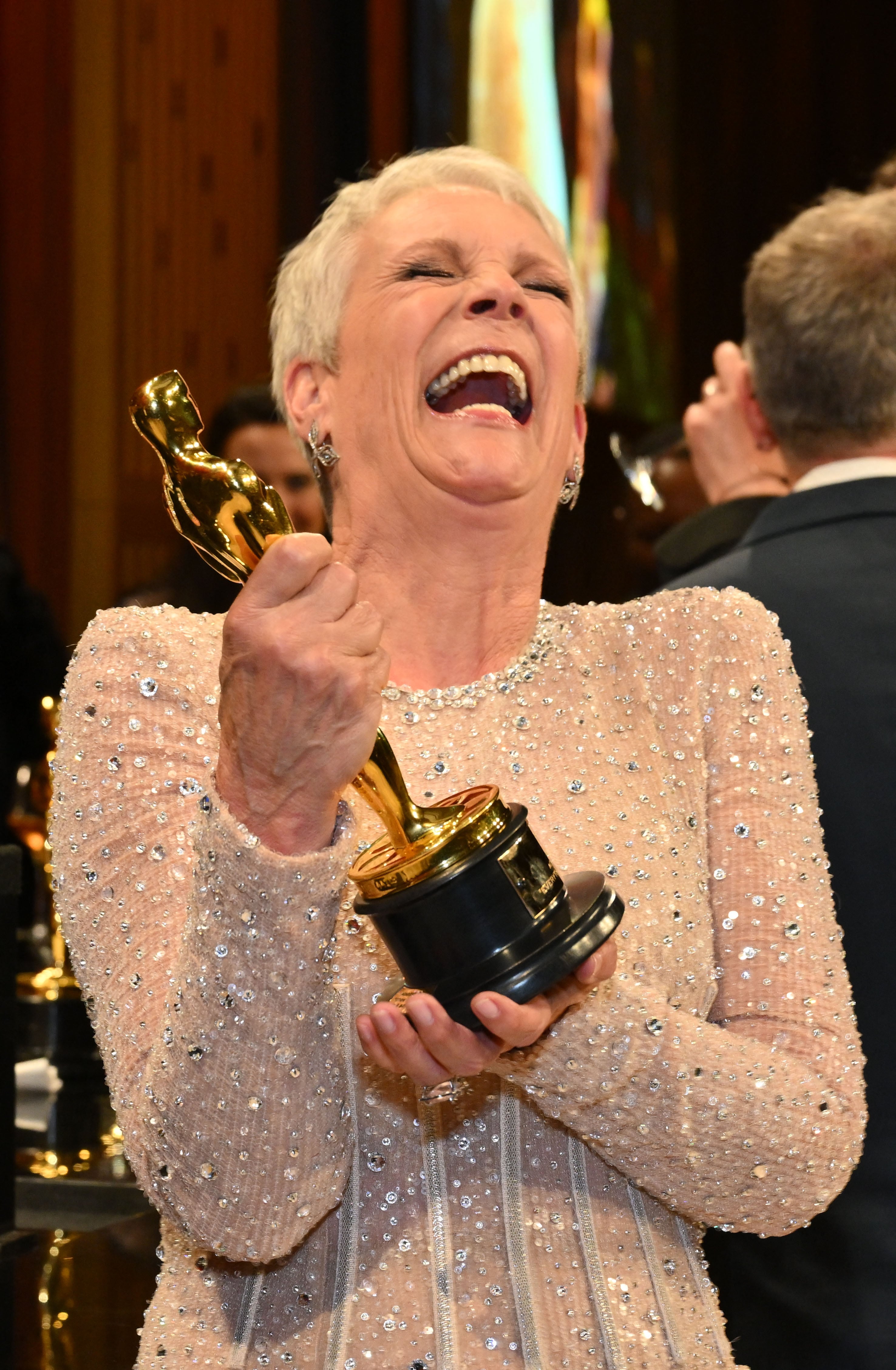 Jamie Lee Curtis recibe una estatuilla en los Premios Oscar 2023.