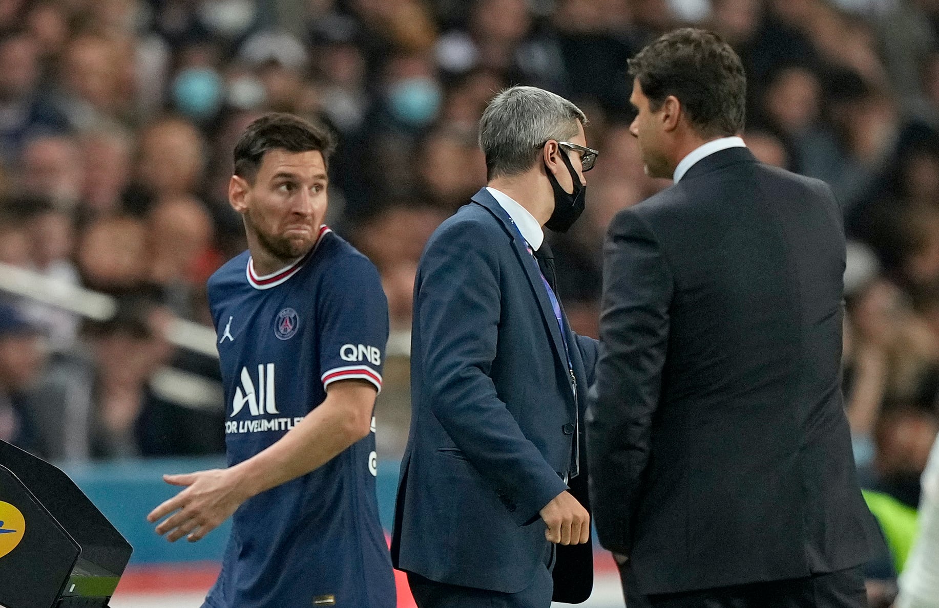 Lionel Messi al salir de cambio en duelo del PSG