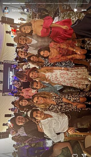 Tania Rincón con Pedro Pereyra con sus amigos.